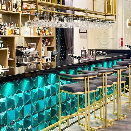 Ramada By Wyndham Istanbul Merter Εξωτερικό φωτογραφία The bar at the 2019 edition of the World Economic Forum
