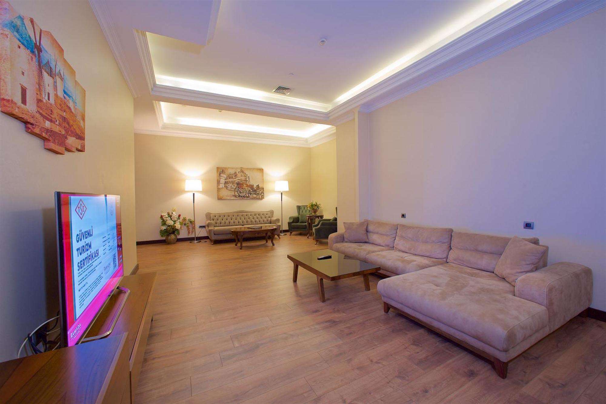 Ramada By Wyndham Istanbul Merter Εξωτερικό φωτογραφία A living room in a suite at the hotel