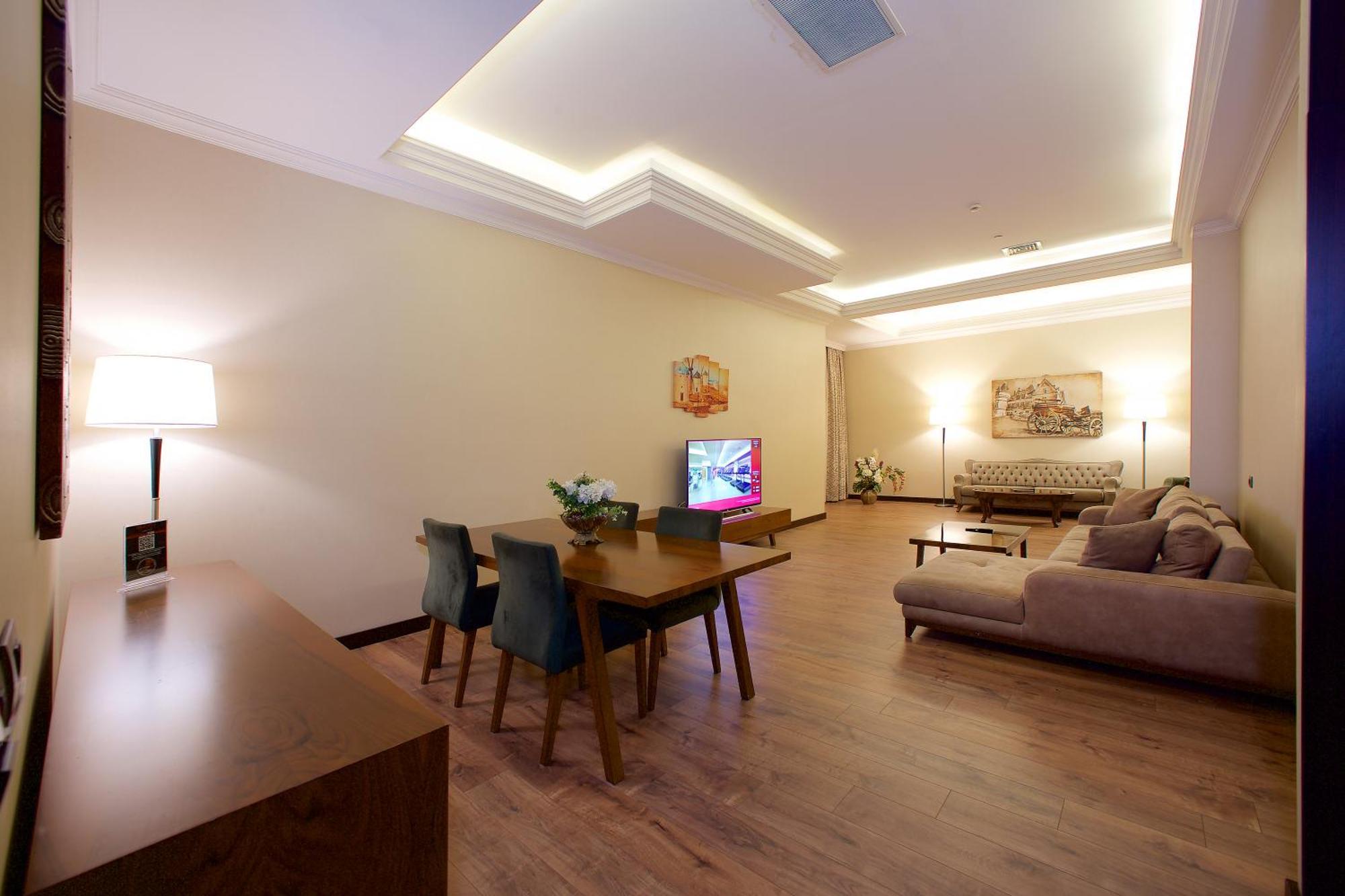 Ramada By Wyndham Istanbul Merter Εξωτερικό φωτογραφία A suite at the hotel