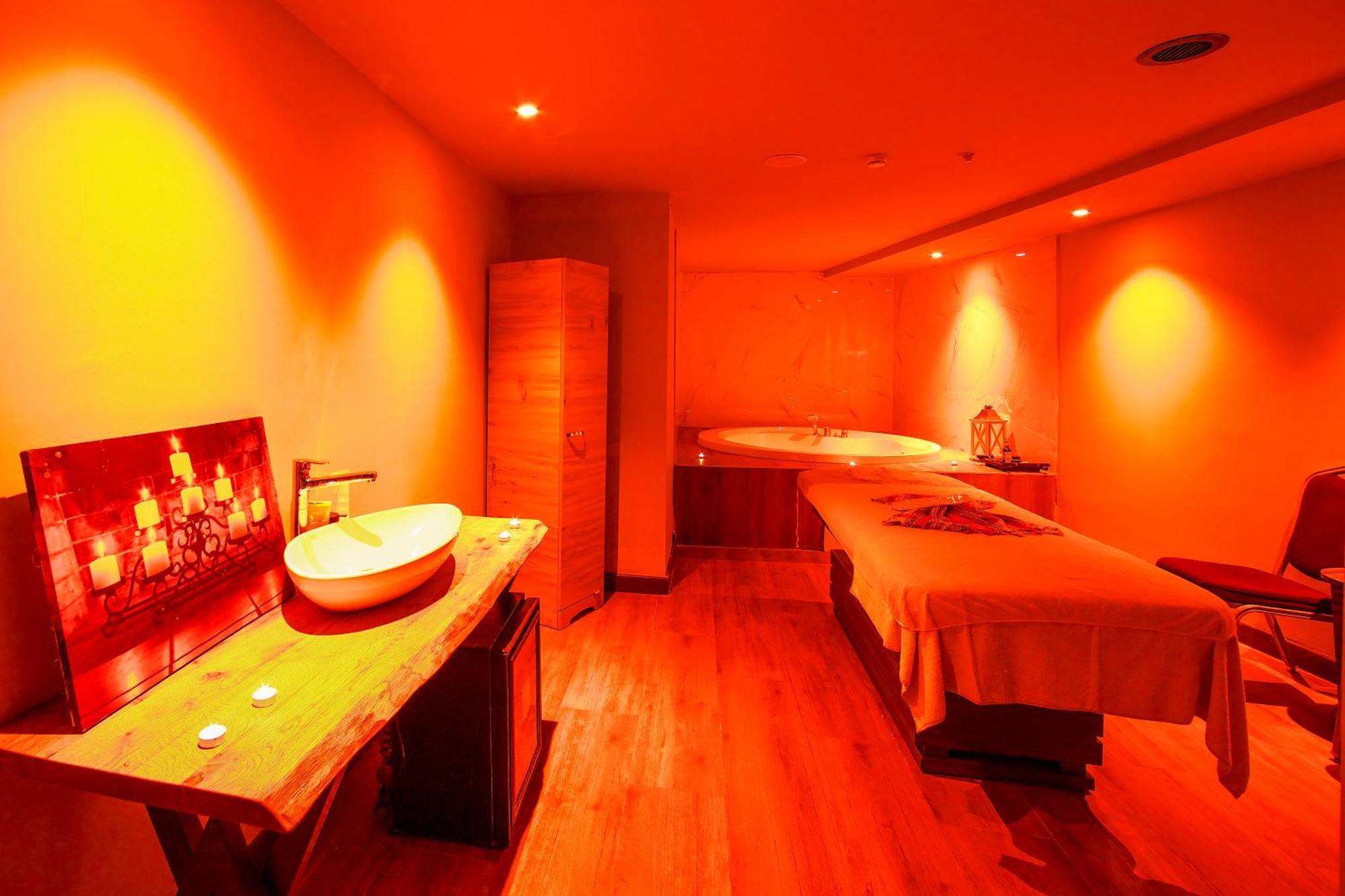 Ramada By Wyndham Istanbul Merter Εξωτερικό φωτογραφία A spa in India