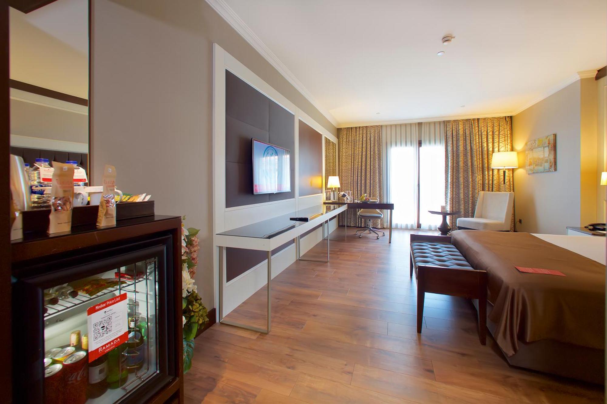 Ramada By Wyndham Istanbul Merter Εξωτερικό φωτογραφία A room at the hotel