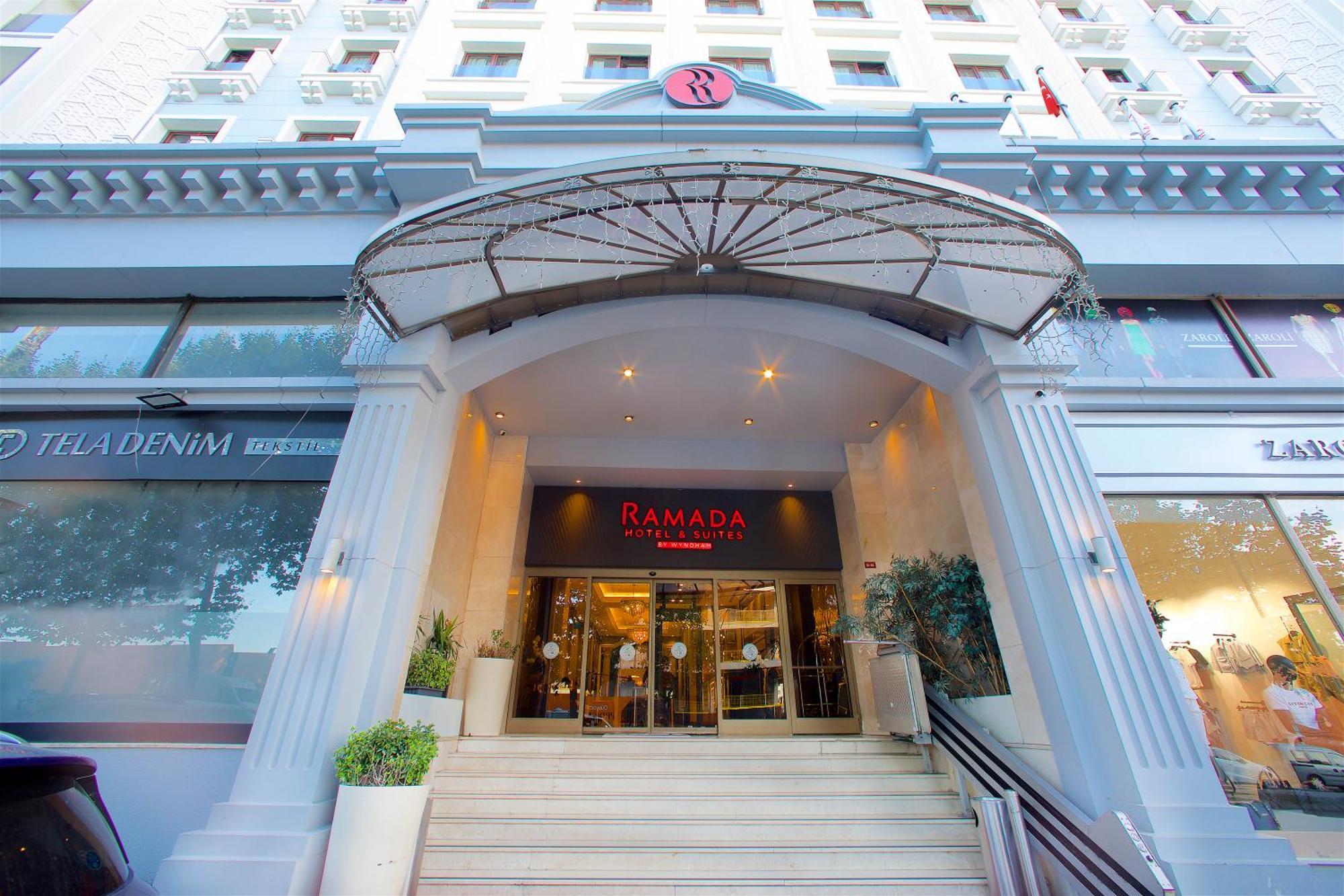 Ramada By Wyndham Istanbul Merter Εξωτερικό φωτογραφία Entrance of the hotel