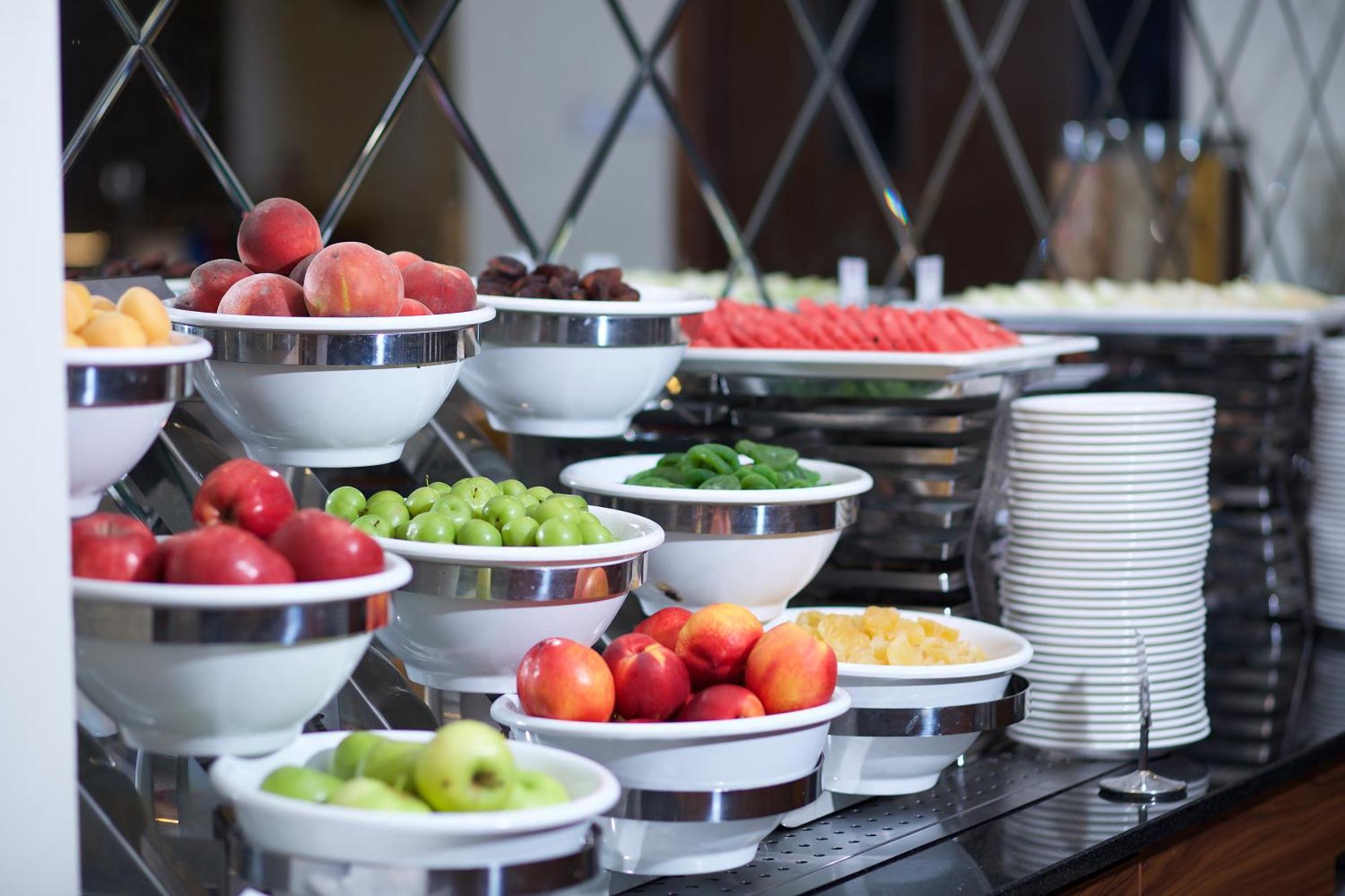 Ramada By Wyndham Istanbul Merter Εξωτερικό φωτογραφία Fruit at a buffet