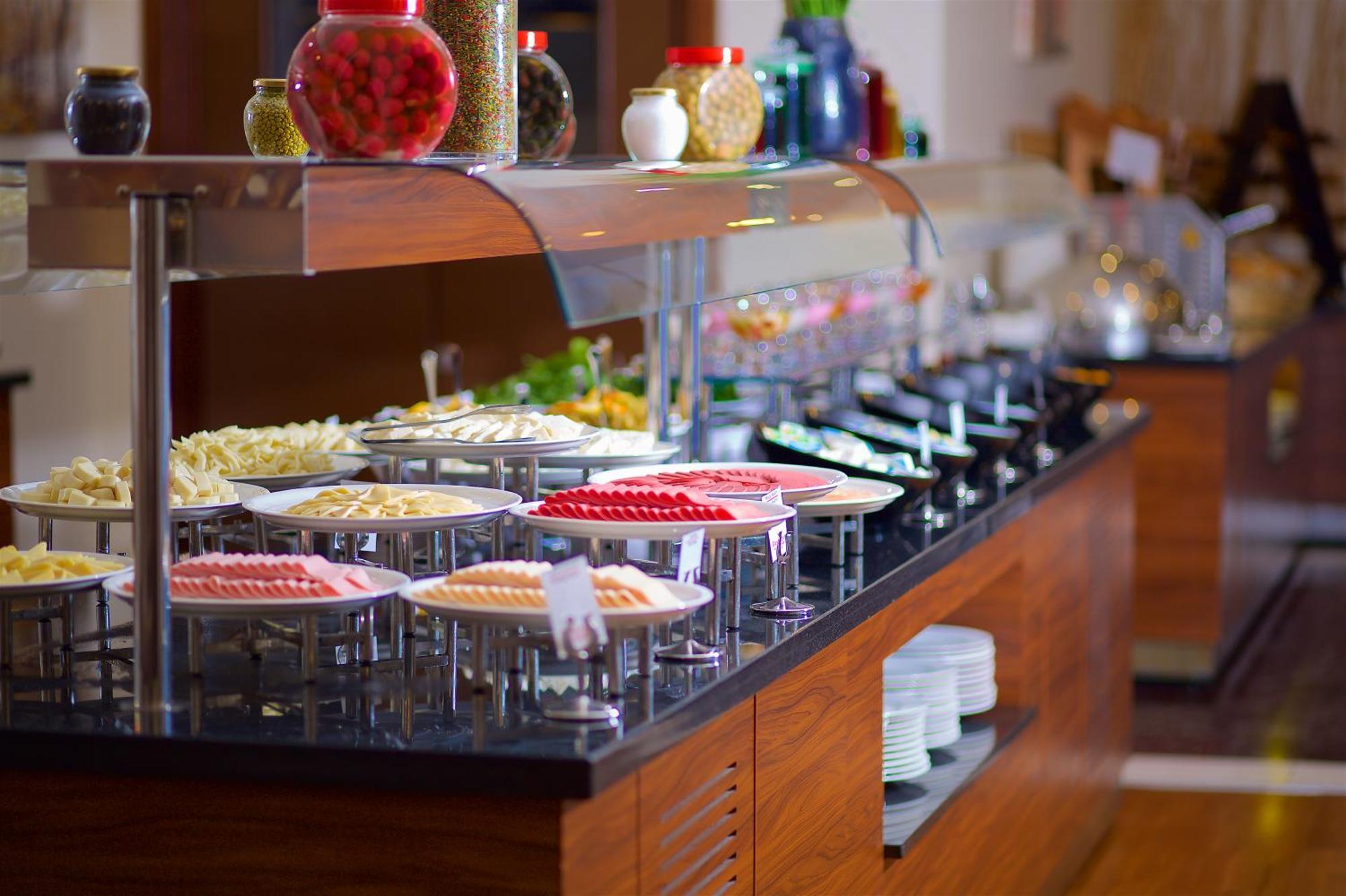 Ramada By Wyndham Istanbul Merter Εξωτερικό φωτογραφία A salad bar