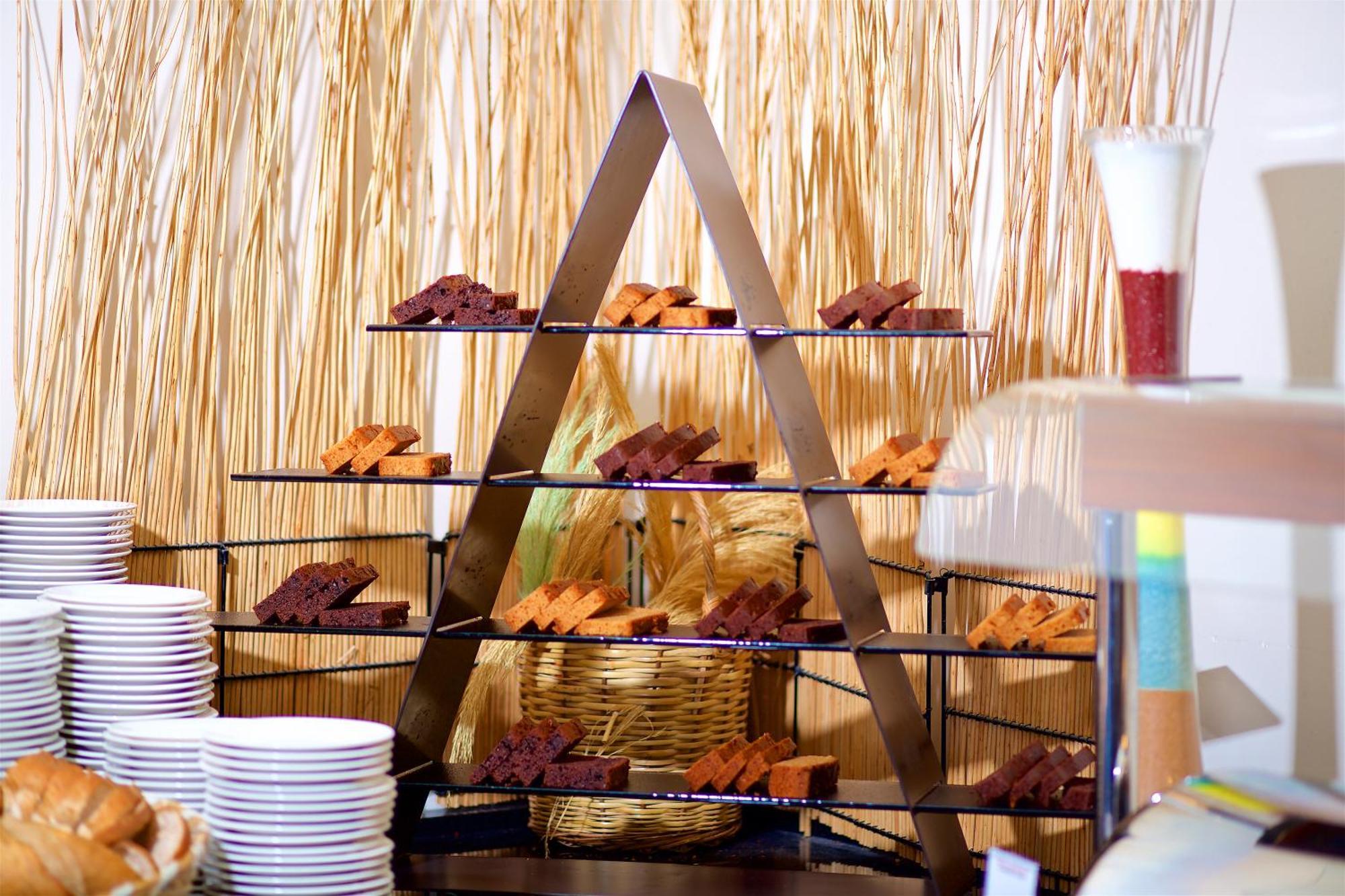 Ramada By Wyndham Istanbul Merter Εξωτερικό φωτογραφία A tiered display of desserts