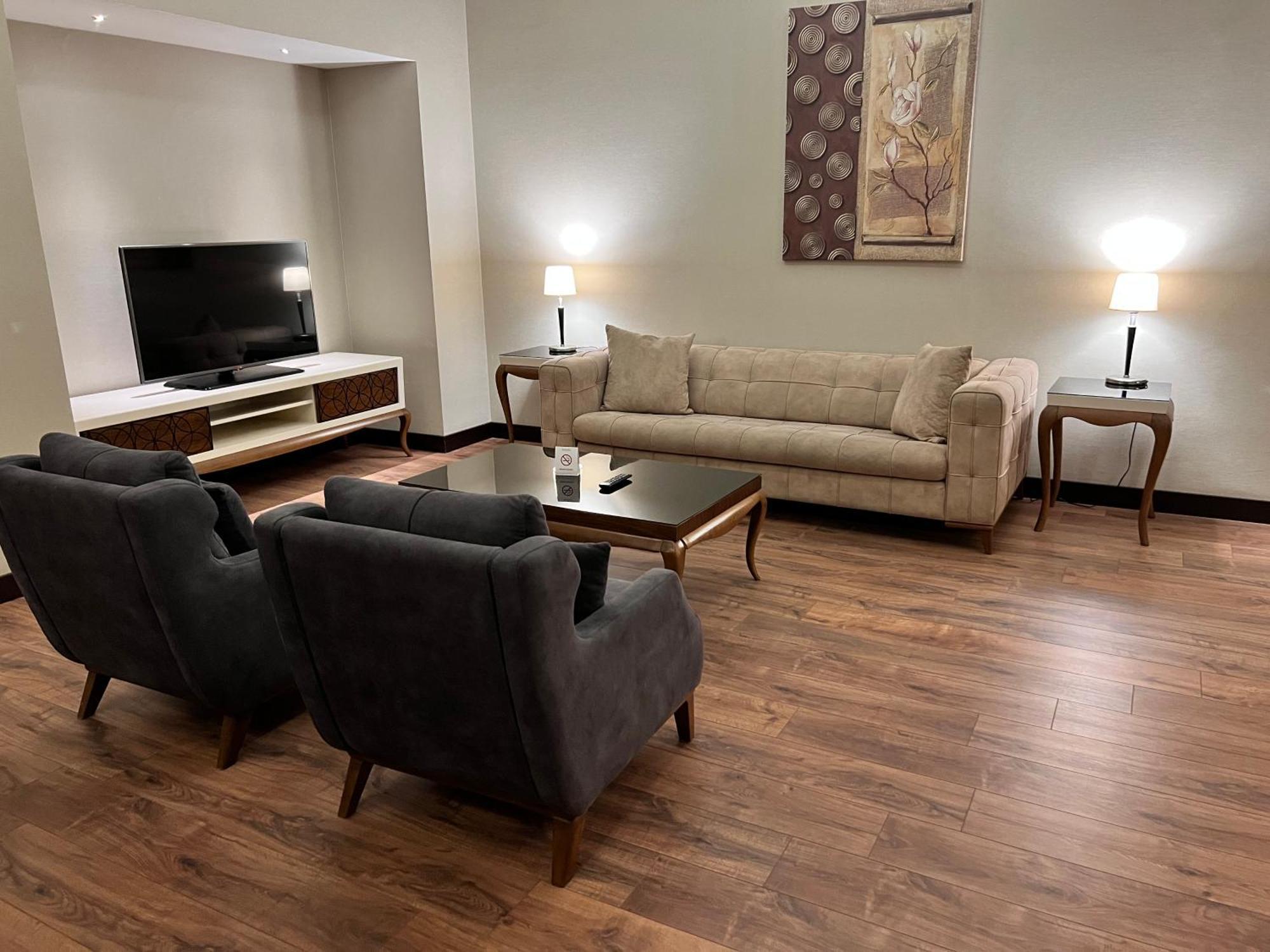 Ramada By Wyndham Istanbul Merter Εξωτερικό φωτογραφία The lounge at the airport