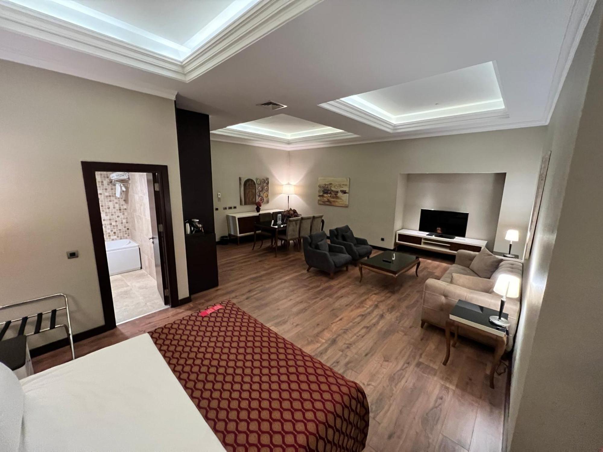 Ramada By Wyndham Istanbul Merter Εξωτερικό φωτογραφία Suite at the hotel