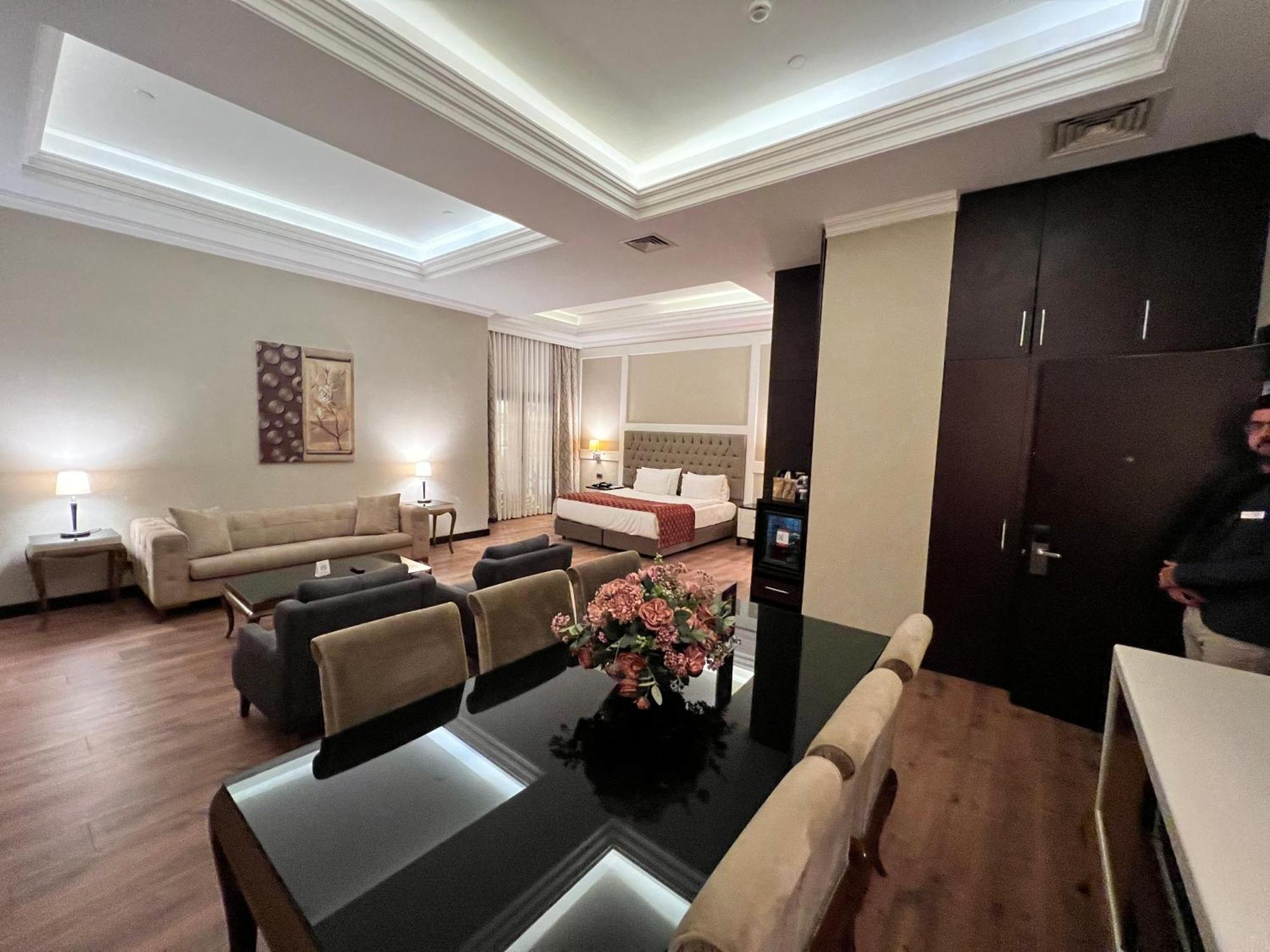Ramada By Wyndham Istanbul Merter Εξωτερικό φωτογραφία Suite at the hotel