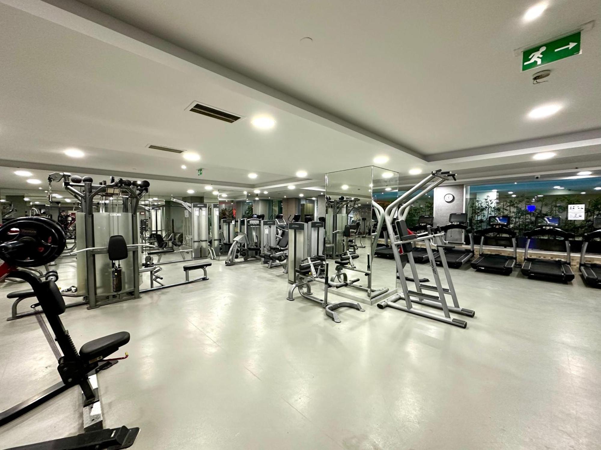 Ramada By Wyndham Istanbul Merter Εξωτερικό φωτογραφία The gym at the hotel